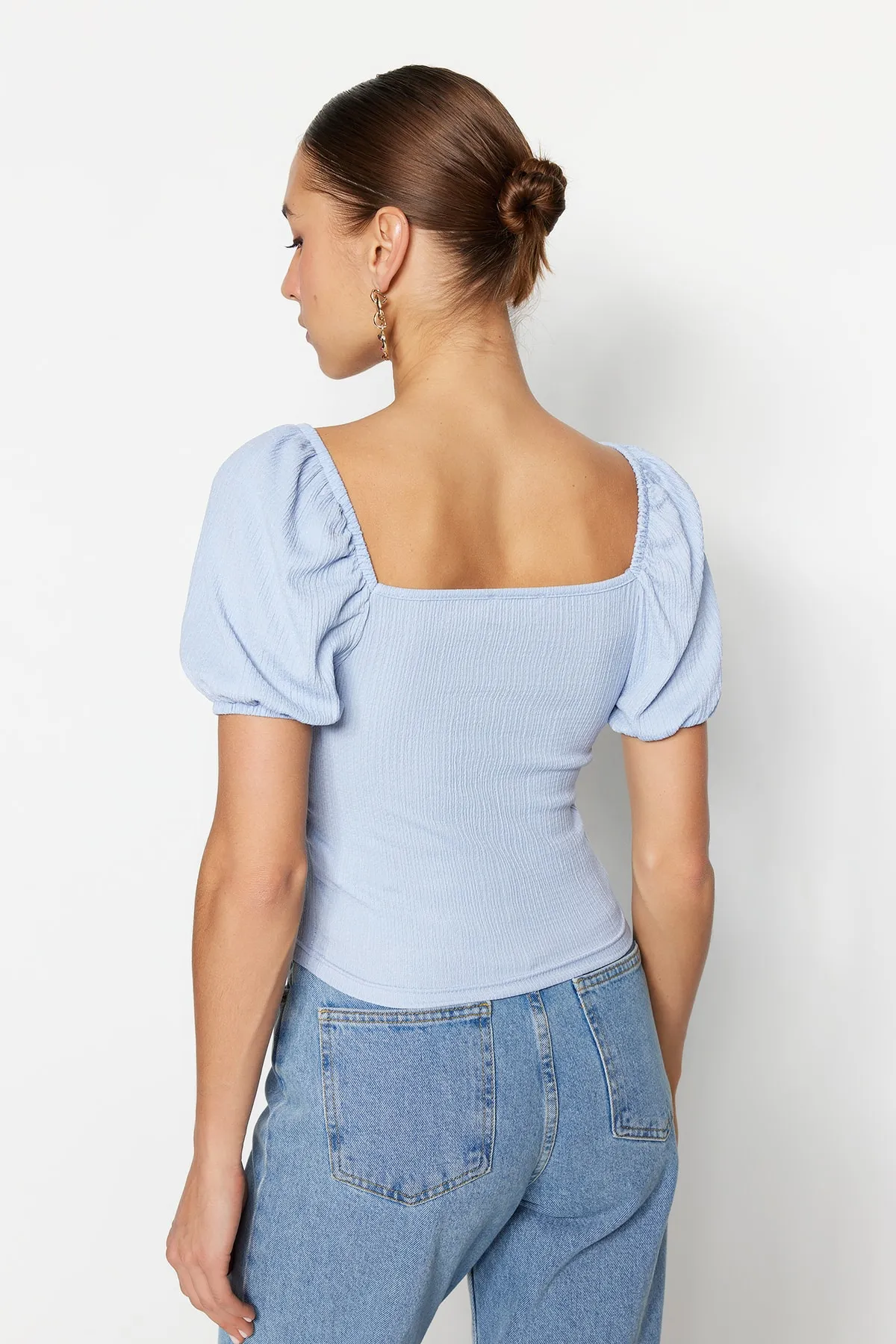 Trendyol Collection  Hellblaue, bauchfreie, eng anliegende Pullover-Strickbluse mit quadratischem Ausschnitt und Ballonärmeln TWOSS22BZ00126