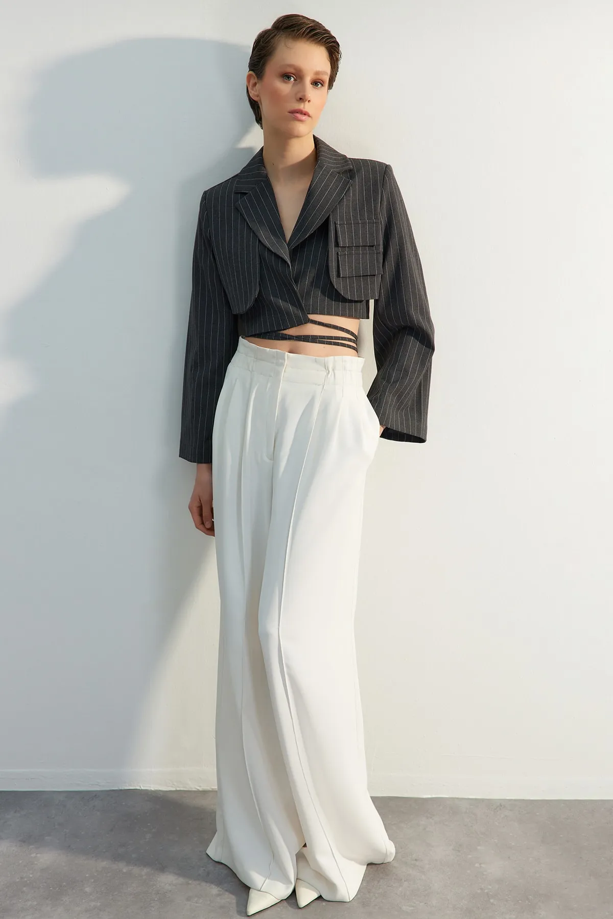 Trendyol Collection  Grauer, bauchfrei gefütterter, zweireihiger Blazer aus gewebtem, gestreiftem Polyviscon TWOSS23BC00123