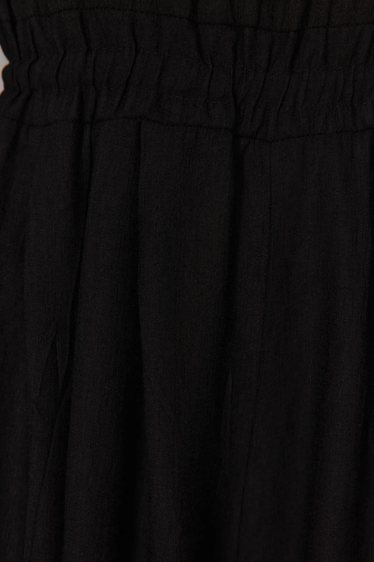 Trendyol Modest  Schwarzer Overall mit Rundhalsausschnitt, elastischer Taille, bequemer Schnitt und weitem Bein in Leinenoptik TCTSS21TU0206