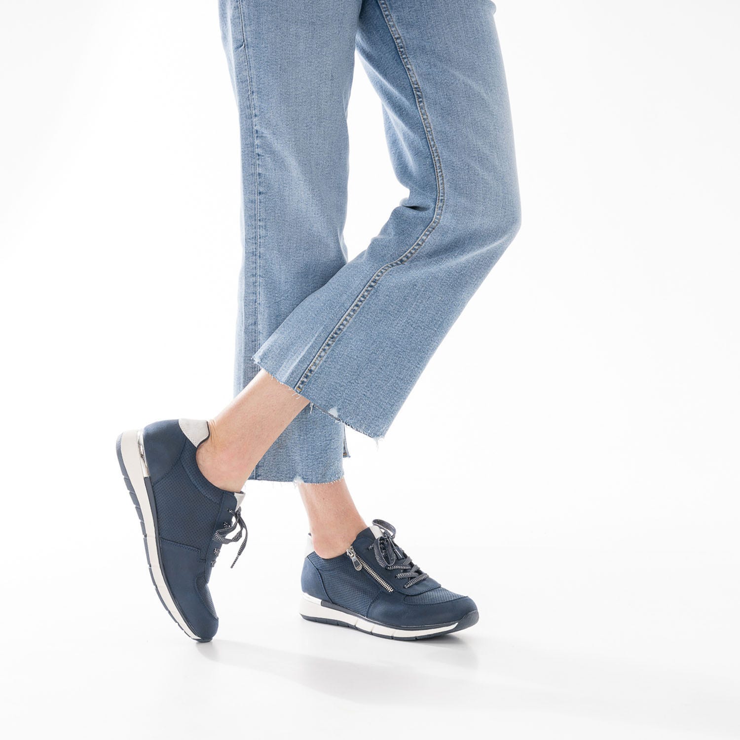 Tennis bleu marine perforée