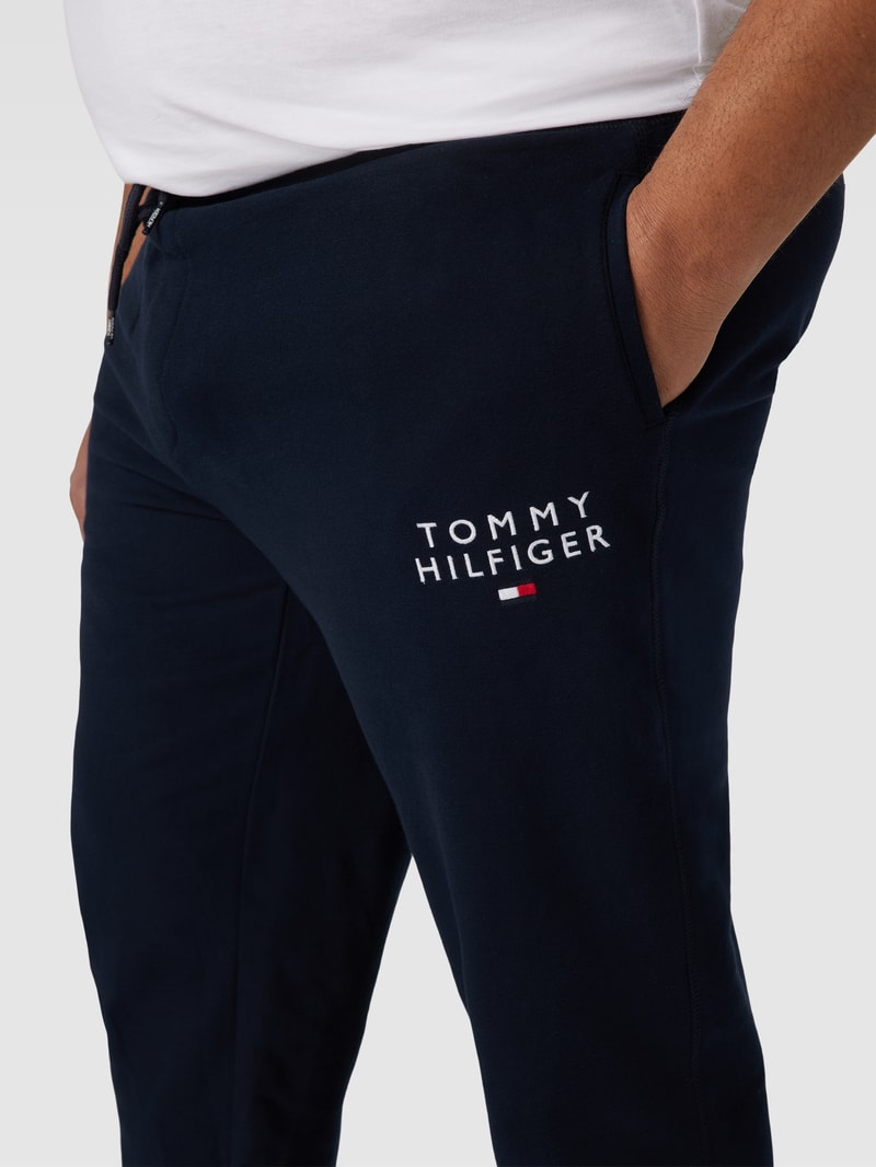 PLUS SIZE Sweatpants mit Label-Detail in marineblau