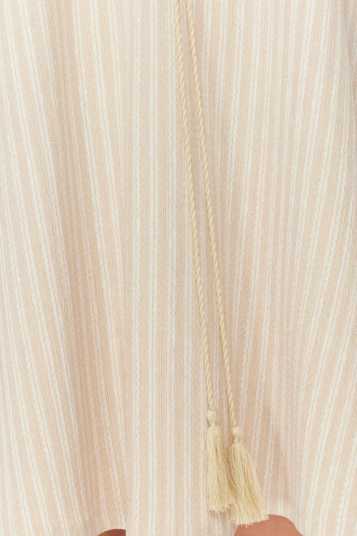 Trendyol Collection  Beiges, weit geschnittenes, gestricktes Mini-Strandkleid mit Bindeband TBESS23EL00080