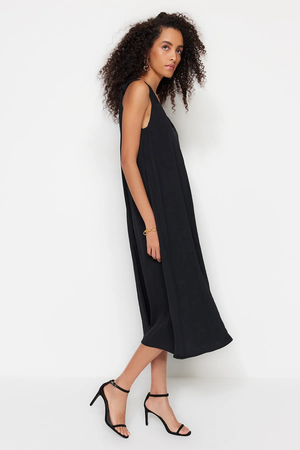 Trendyol Collection  Schwarzes Midi-Webkleid mit entspannter Passform TWOSS23EL00882