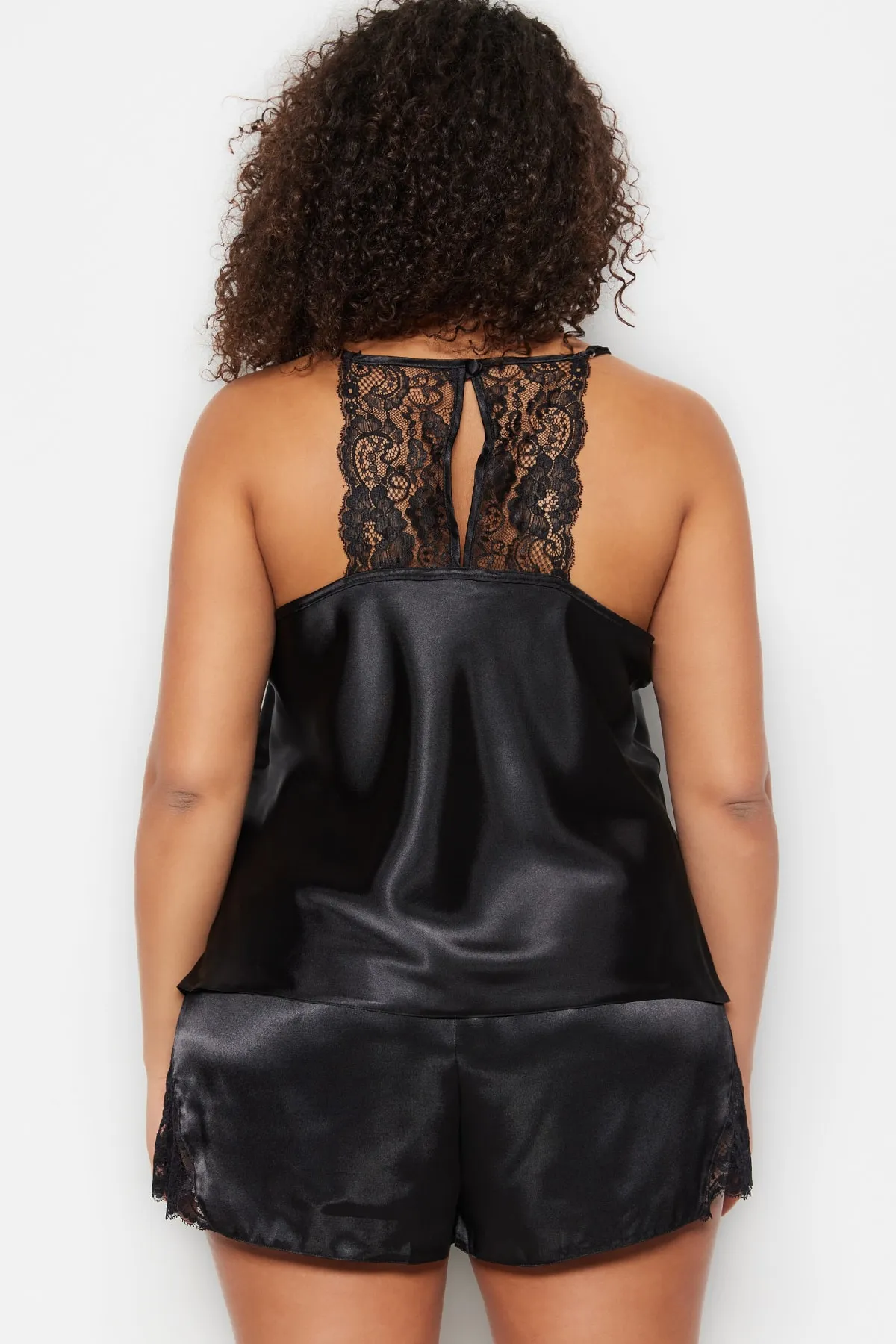 Trendyol Curve  Schwarzes Pyjama-Set aus gewebtem Satin mit Spitzendetails TBBSS23AI00020