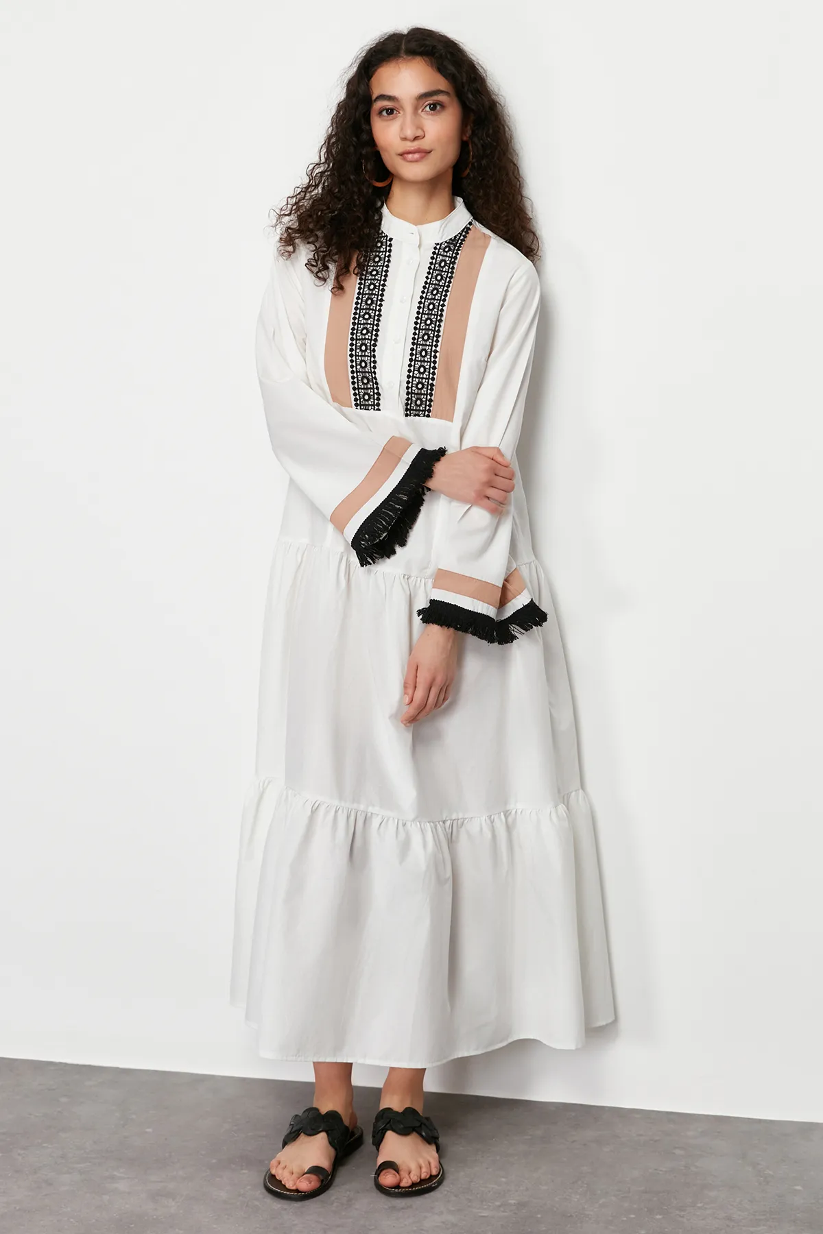 Trendyol Modest  Ecrufarbenes, gewebtes Kleid mit Stickerei und Quasten TCTSS24EB00134