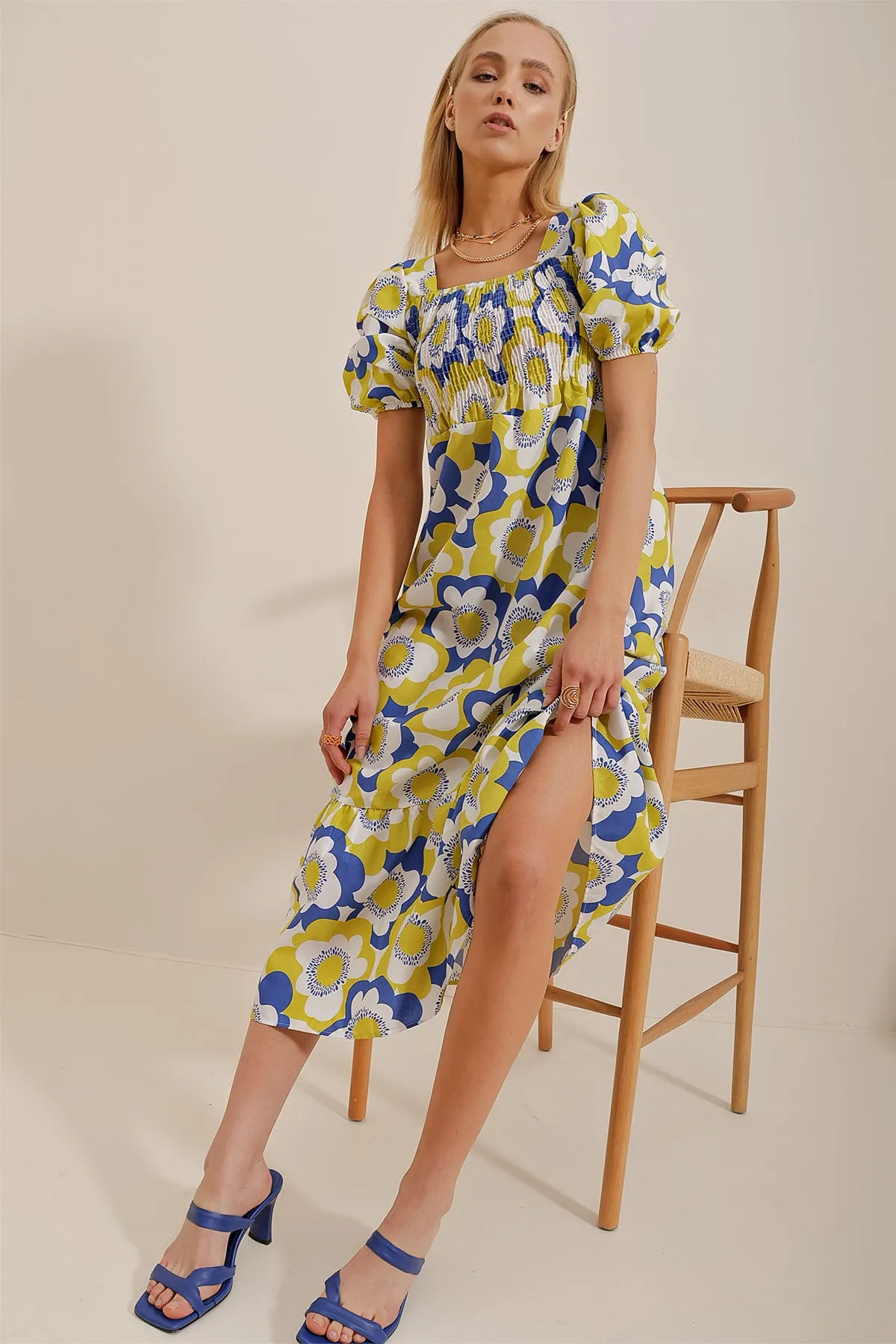 Trend Alaçatı Stili  Ölgrünes, wassermelonenärmeliges, floral gemustertes, glitzerndes Popeline-Damenkleid mit Volantsaum ALC-X8478