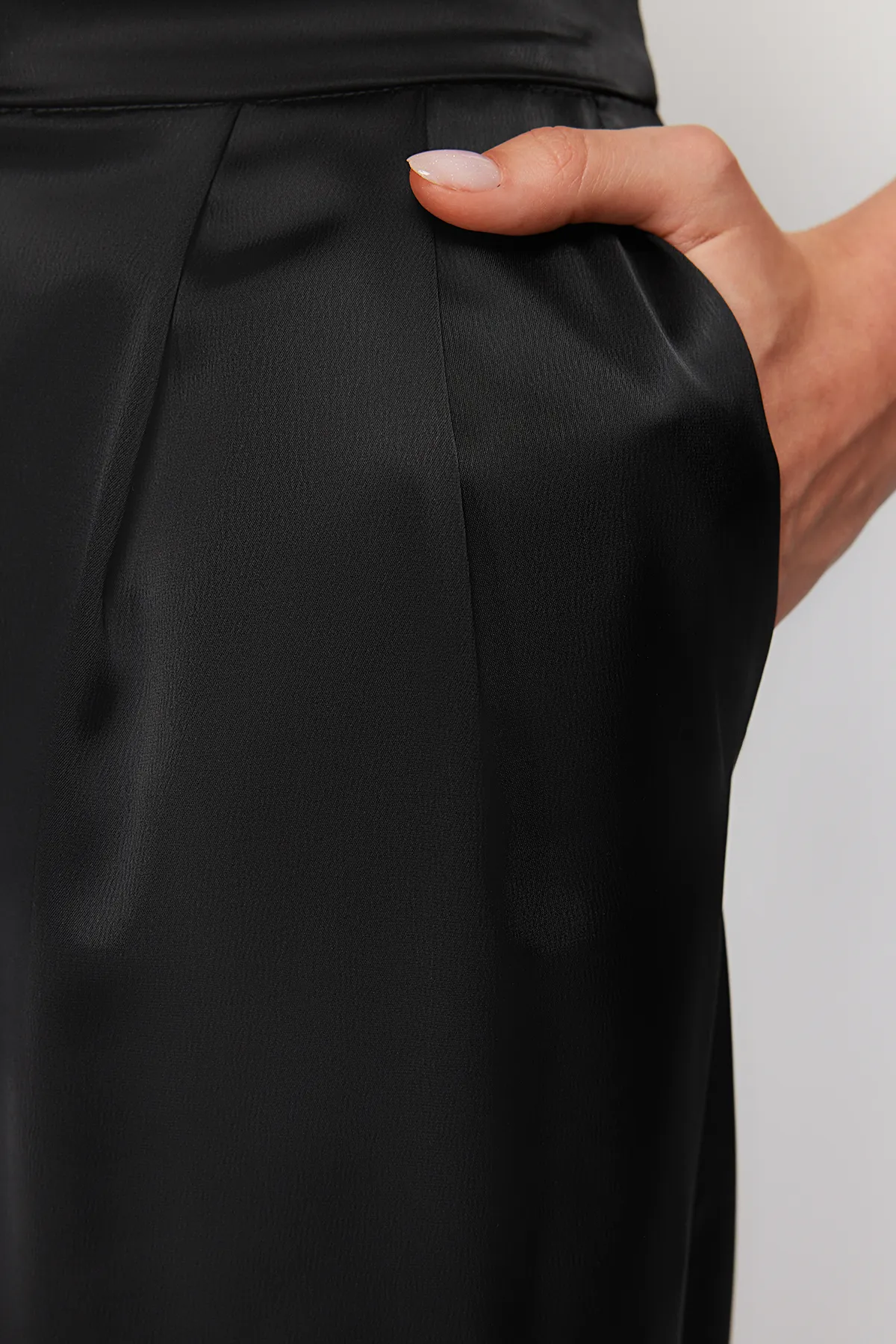 Trendyol Collection  Schwarze Satinhose mit weitem Bein