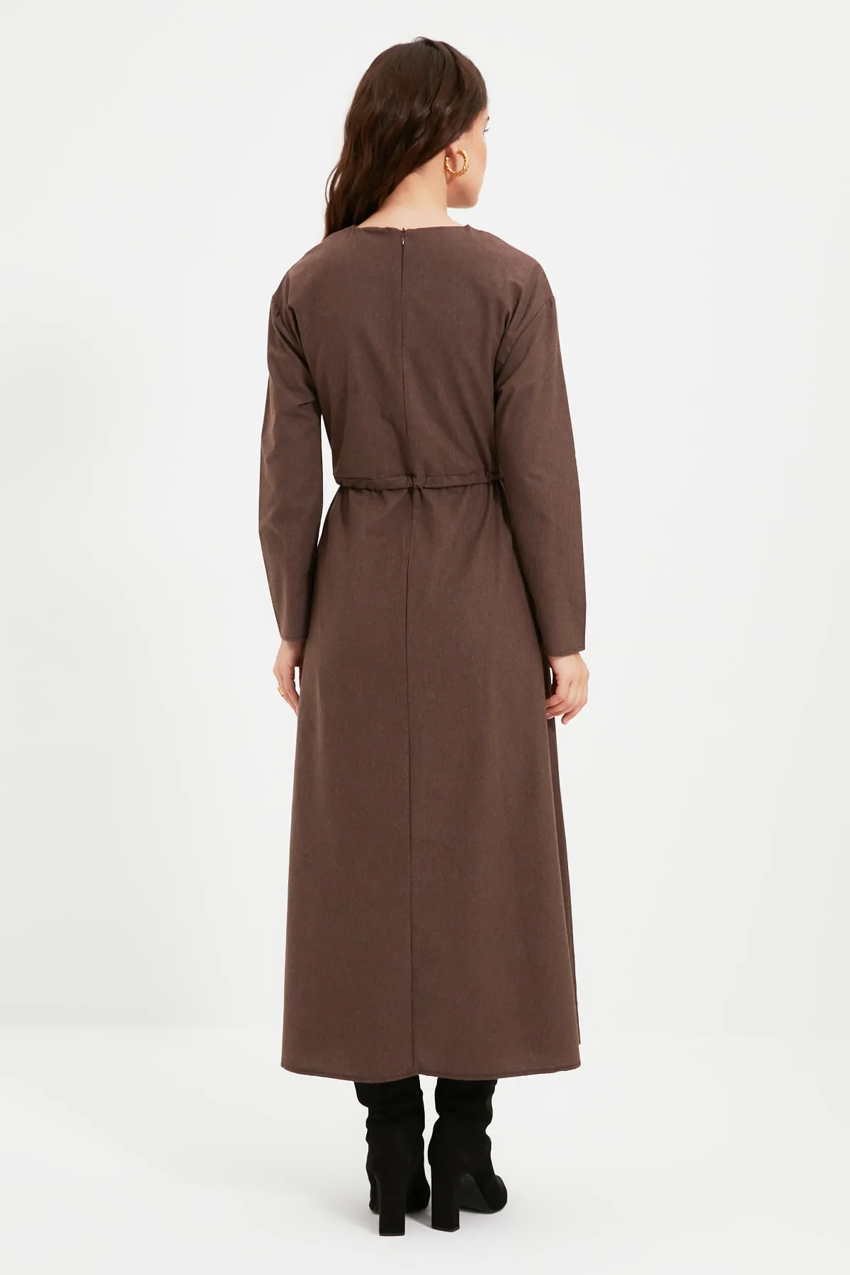 Trendyol Modest  Braunes gewebtes Kleid mit Rundhalsausschnitt und seitlicher Schleife TCTAW22EB0010