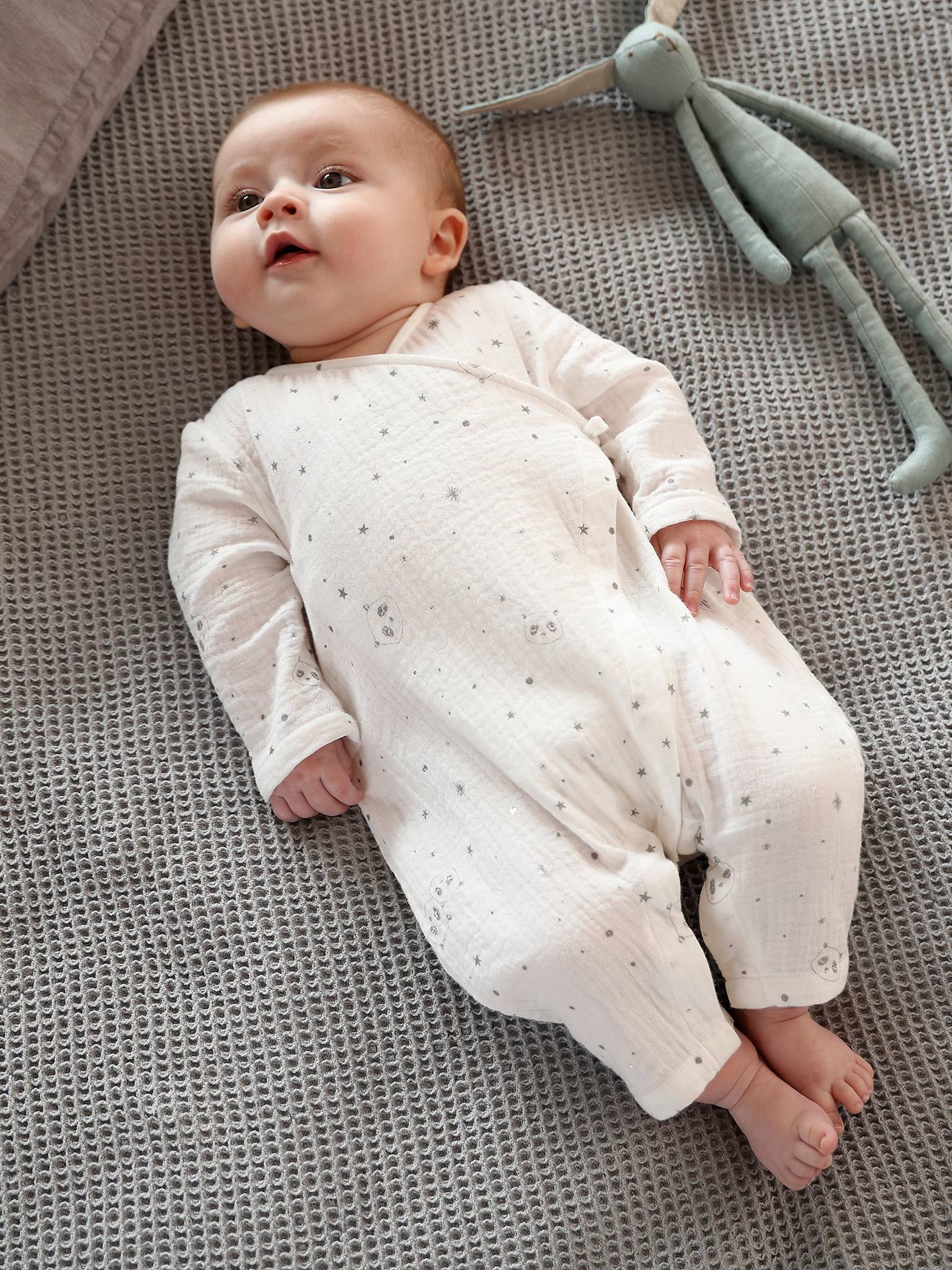 Dors-bien cache-coeur bébé en gaze de coton ouverture naissance blanc imprimé