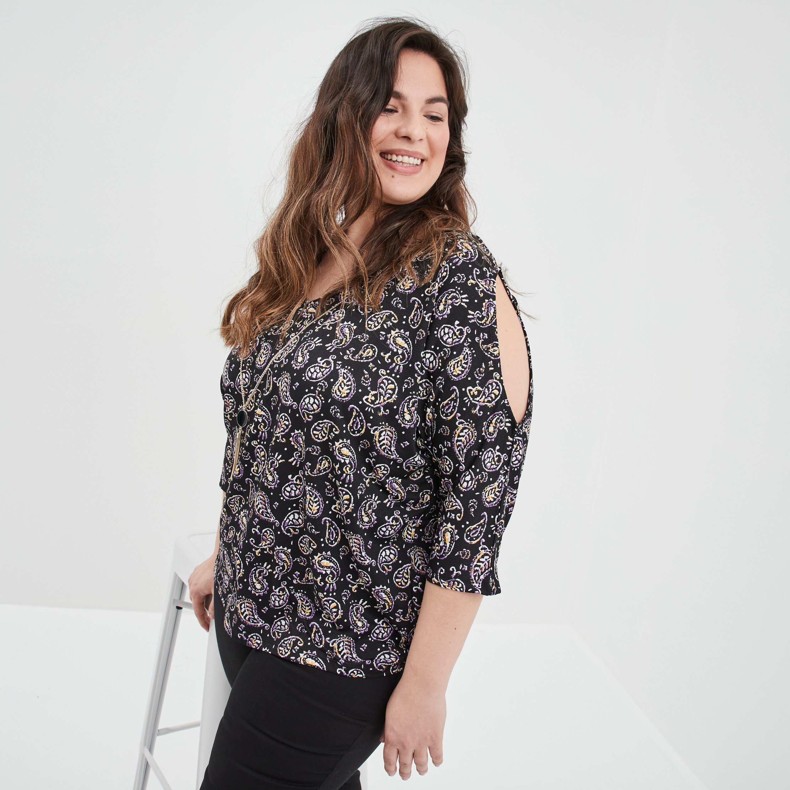 T-shirt bijoux col V ouvertures épaules noir femme grande taille | La Halle