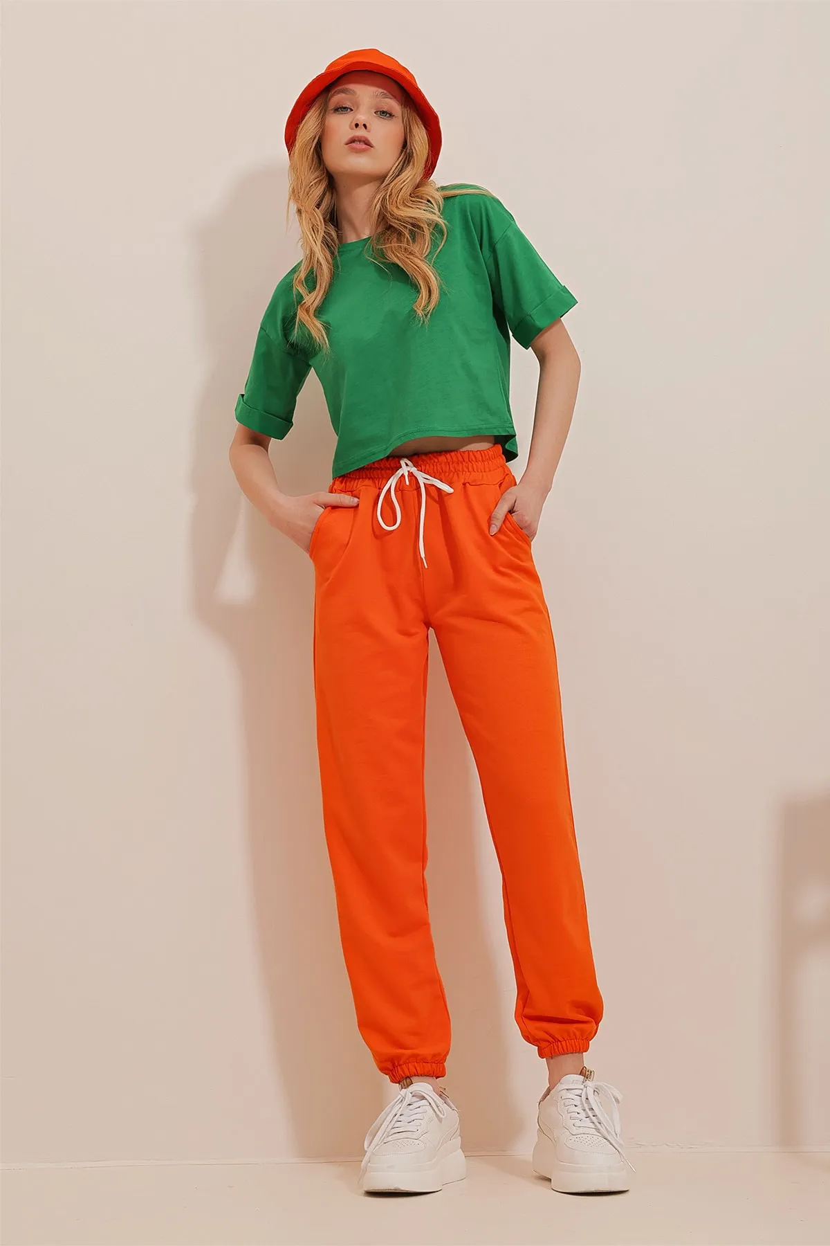 Trend Alaçatı Stili  Orangefarbene Basic-Jogginghose für Damen mit elastischem Bund und Beinen ALC-X5902