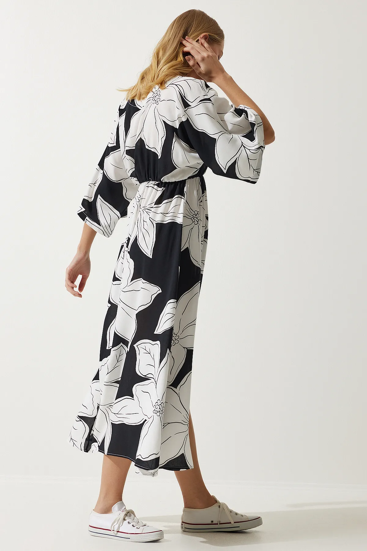 Happiness İstanbul  Schwarz-weißes gemustertes Sommerkleid aus Viskose mit Wickelkragen für Damen DK00166