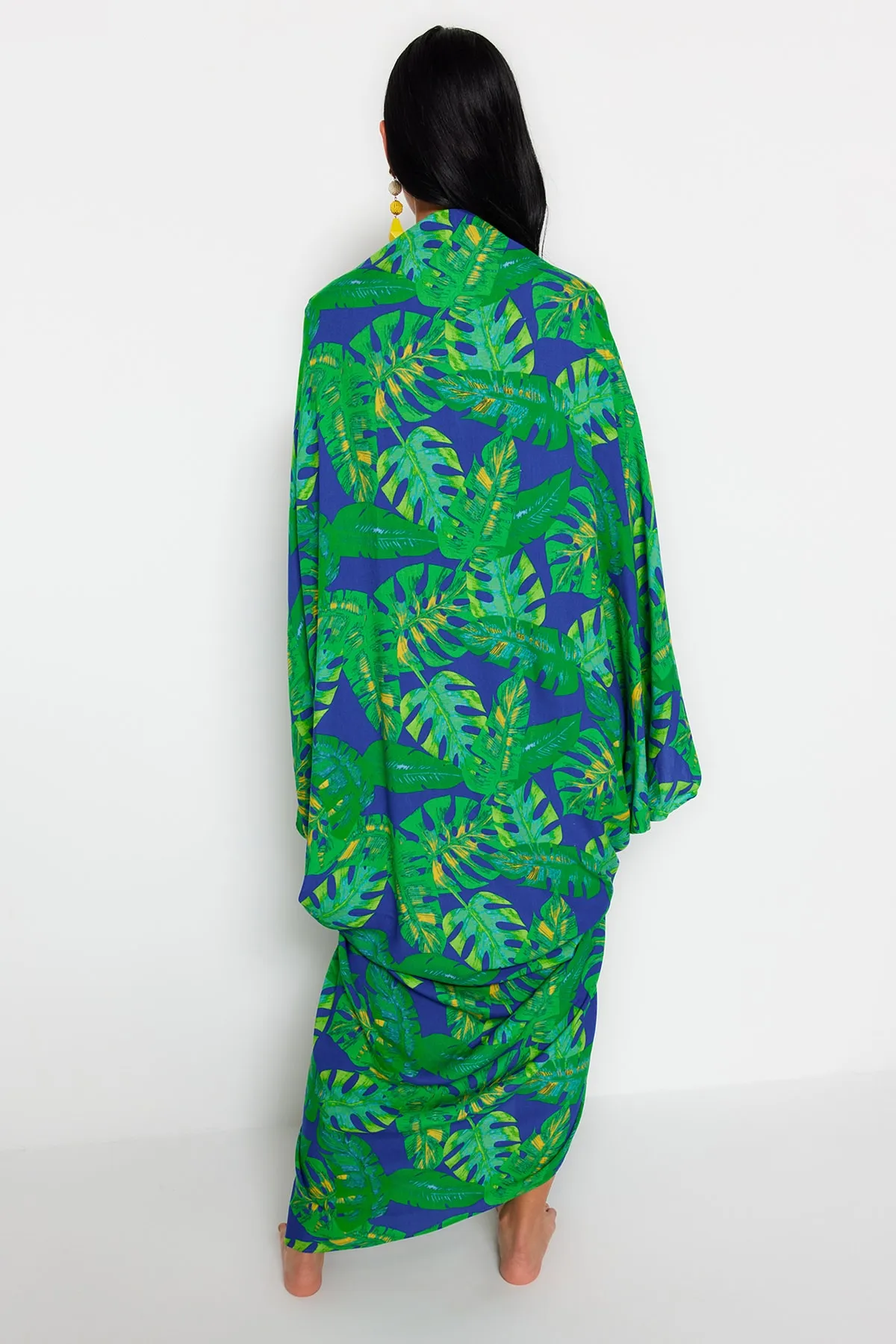 Trendyol Collection  Tropisch gemustertes, weit geschnittenes Maxi-Strandkleid aus Webstoff mit Raffung TBESS23EL00274