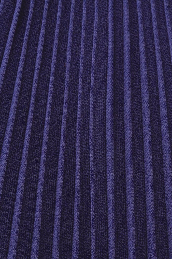 Kurzärmeliges Midikleid mit Plisseefalten und Stehkragen