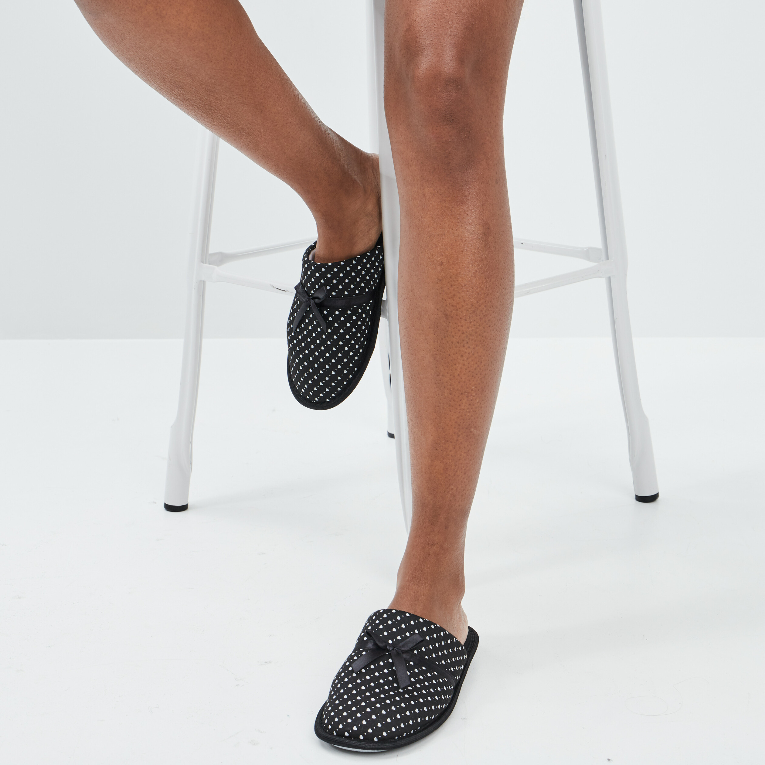 Chaussons mules petits coeurs noir femme | La Halle