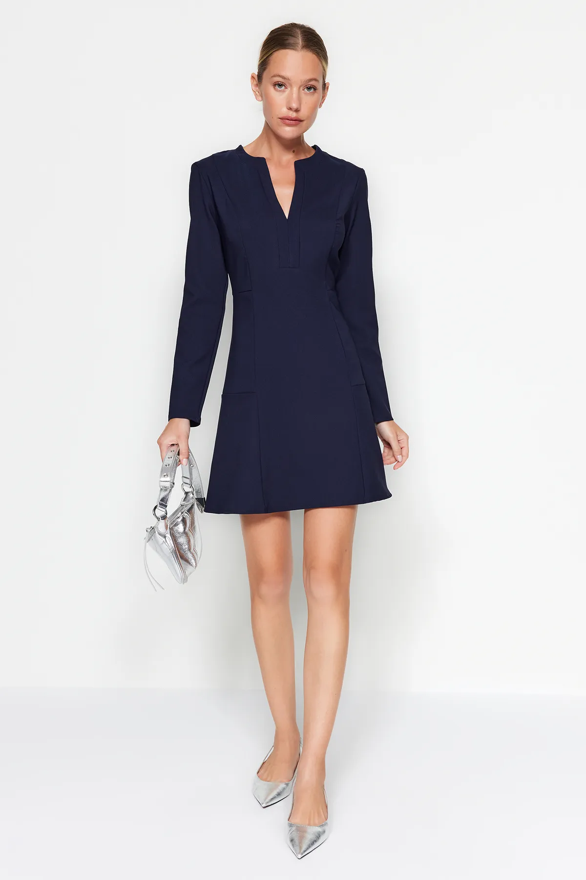 Trendyol Collection  Marineblaues, detailliertes Mini-Webkleid mit Kragen TWOAW24EL00464