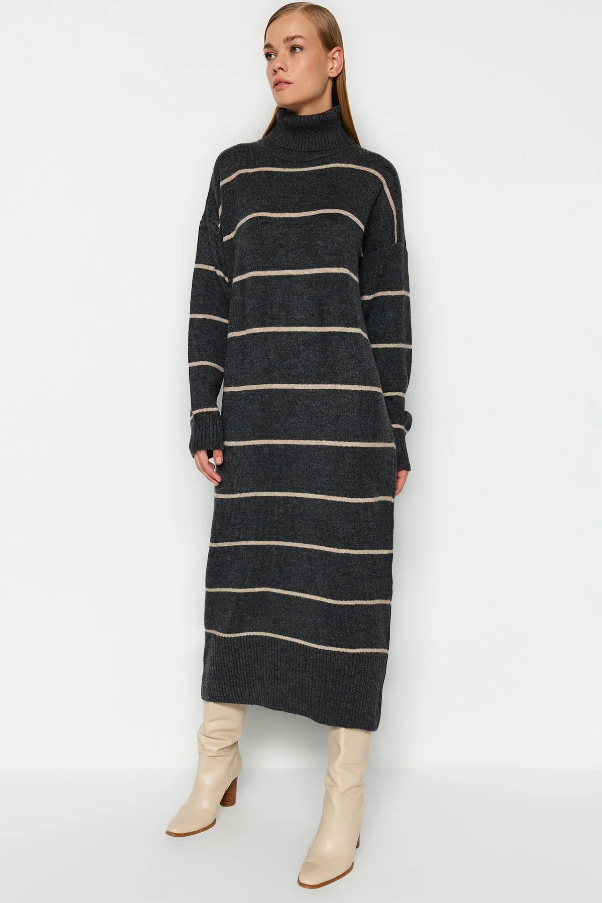 Trendyol Collection  Anthrazitfarbenes, weit geschnittenes Maxi-Strickkleid mit Rollkragen TWOAW24EL00056