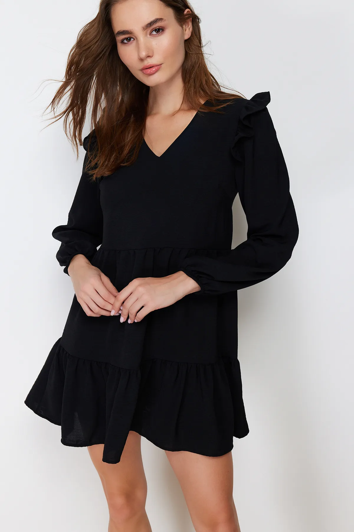 Trendyol Collection  Schwarzes, gerade geschnittenes Mini-Webkleid mit gerafften Rüschen und Details TWOAW22EL0762