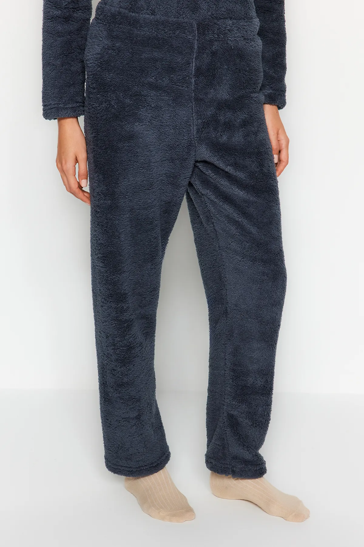 Trendyol Collection  Marineblaues Pyjama-Set aus T-Shirt und Hose von Wellsoft mit aufgesticktem Slogan THMAW24PT00187