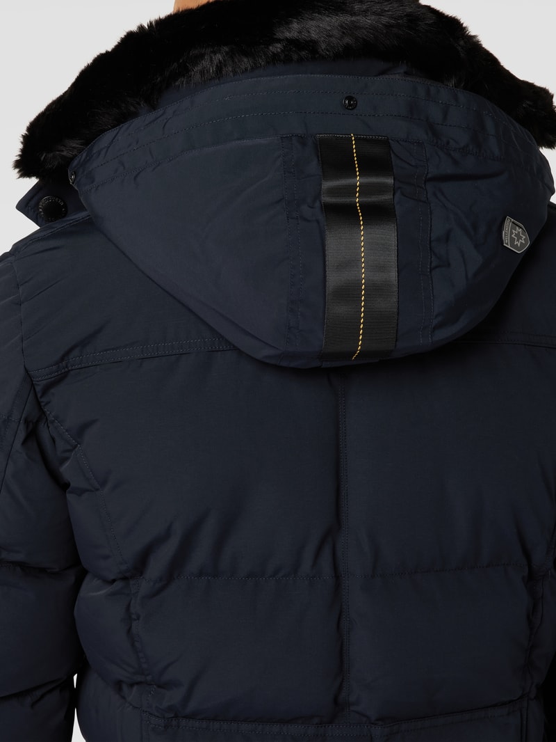 Steppjacke mit Label-Patch in marineblau