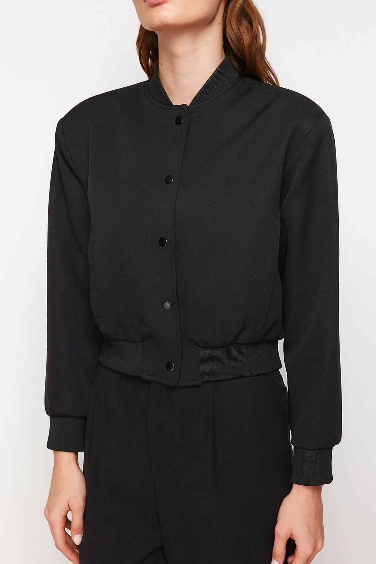 Trendyol Collection  Schwarze, verkürzte, schmale Bomberjacke TWOSS24MO00032