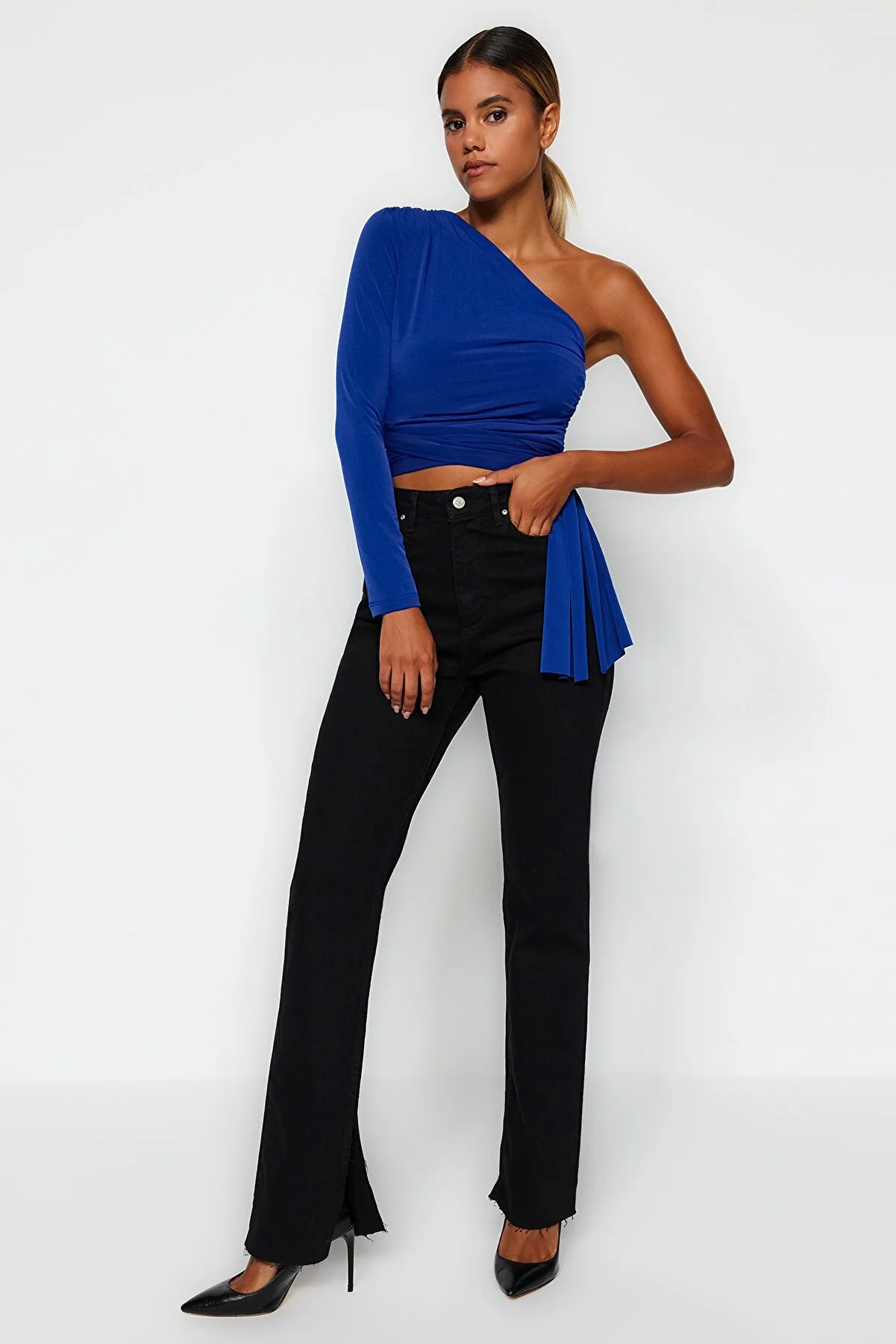 Trendyol Collection  Schwarze Schlagjeans mit Schlitz und hoher Taille TWOAW22JE0382