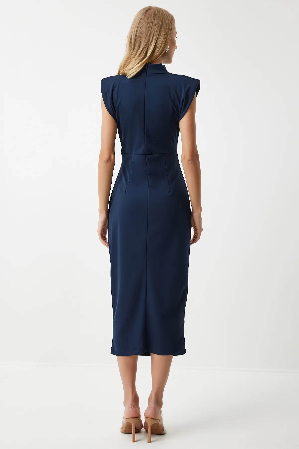 Happiness İstanbul  Marineblaues stilvolles Strickkleid mit Brosche und Kordelzug, Saran Modell DE00029
