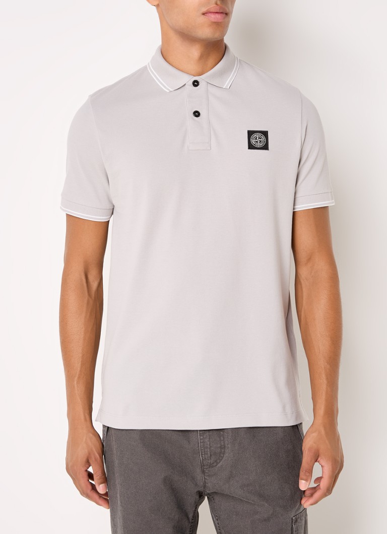 Polo Stone Island 2SC18 de corte regular, confeccionada em algodão piqué com punhos texturizados.