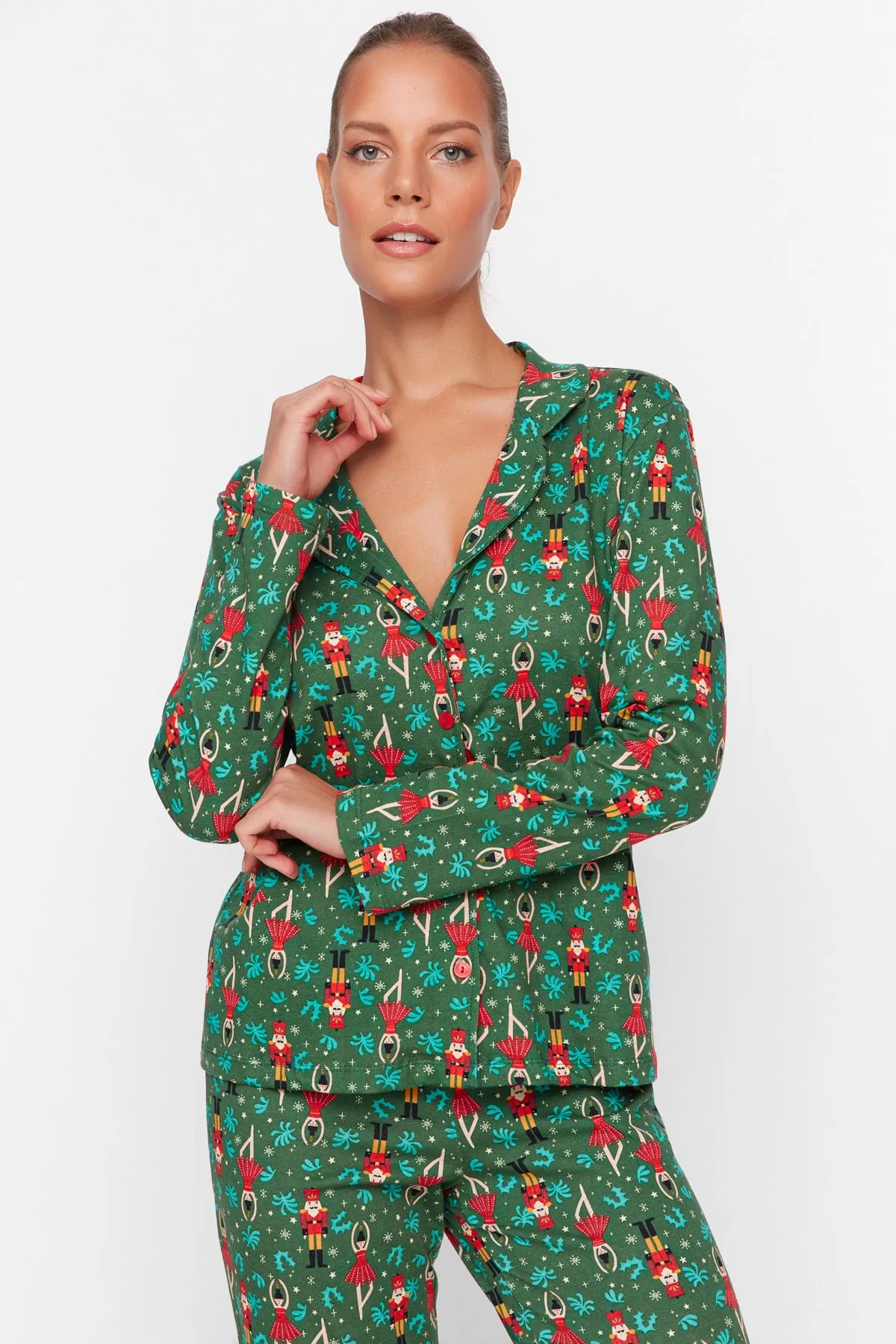Trendyol Collection  Mehrfarbiges Strick-Pyjama-Set aus 100 % Baumwolle mit Weihnachtsmotiv THMAW23PT00311
