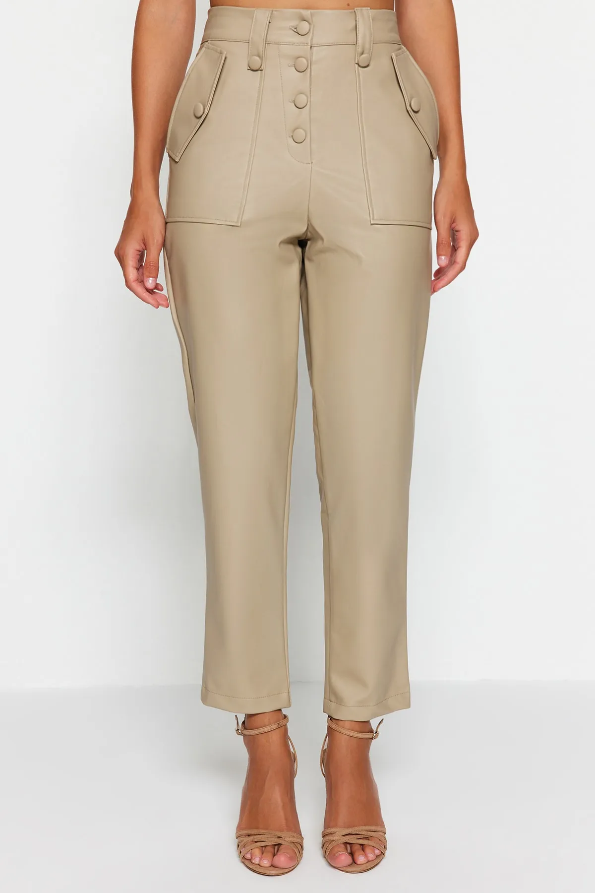 Trendyol Collection  Nerzfarbene Karottenhose aus Kunstleder mit gewebter Vorderseite und Knöpfen TWOAW22PL0083