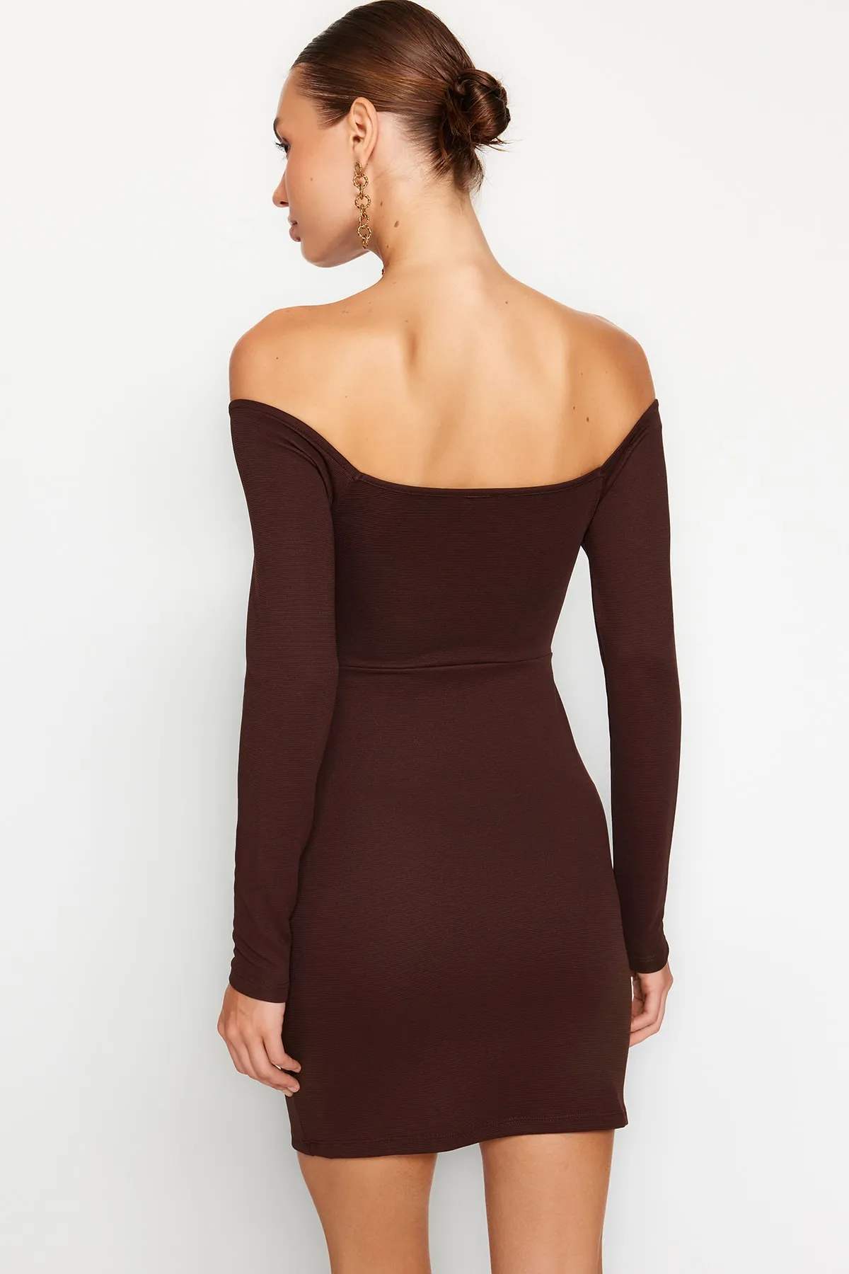Trendyol Collection  Braunes, osmanisches, gerafftes, detailliertes, tailliertes, flexibles Strickkleid mit Minischlitz TWOAW24EL00226