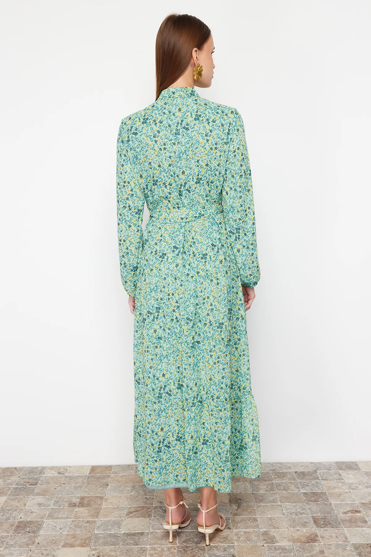 Trendyol Modest  Smaragdgrünes gemustertes, gefüttertes Chiffon-Kleid mit Gürtel, Stehkragen und Futter TCTSS21EL3346