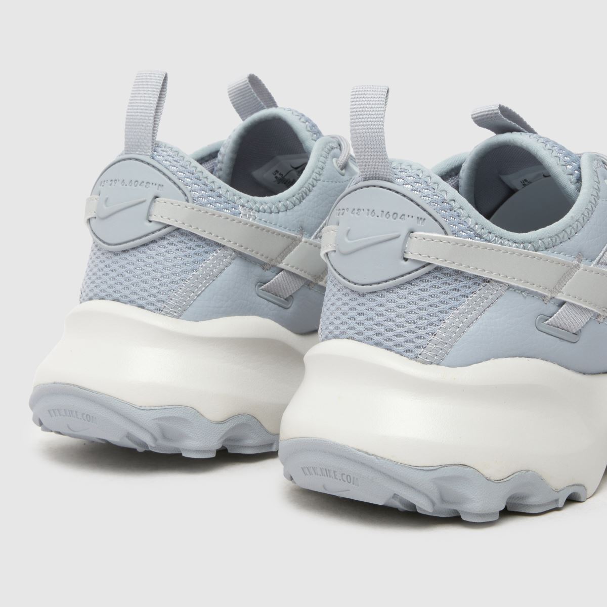 Športni copati Nike TC 7900 v svetlo sivi barvi