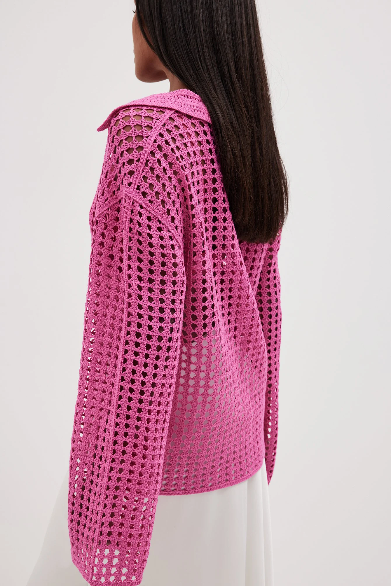 Gehäkelter Strickpullover mit V-Ausschnitt