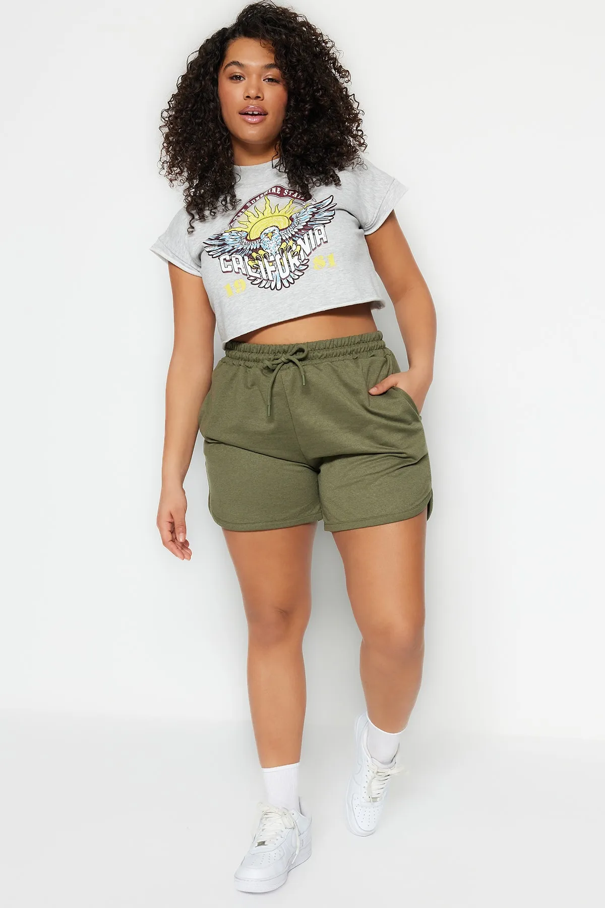 Trendyol Curve  Khakifarbene dünne Strickshorts TBBSS23AP00002