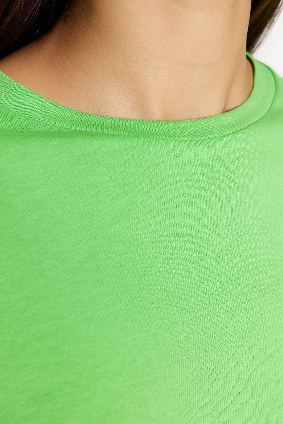 Trendyol Collection  Grünes Basic-Strick-T-Shirt mit Rundhalsausschnitt aus 100 % Baumwolle TWOSS23TS00000