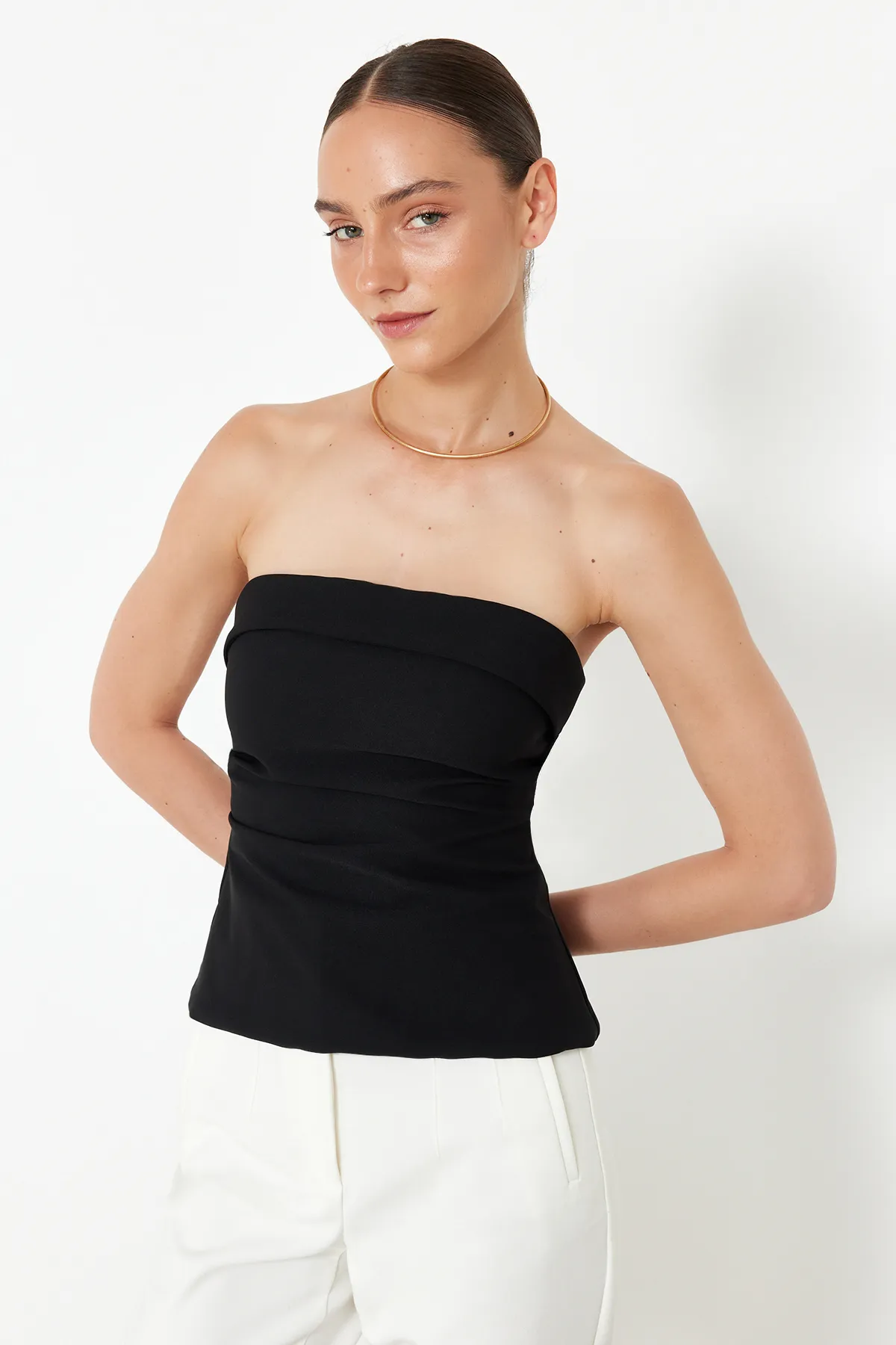 Trendyol Collection  Schwarze trägerlose taillierte Webbluse TWOSS24BZ00348