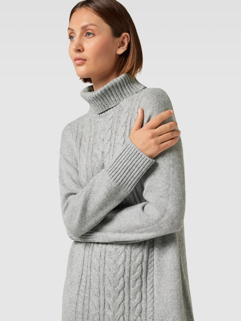 Knielanges Strickkleid mit Zopfmuster in silber meliert