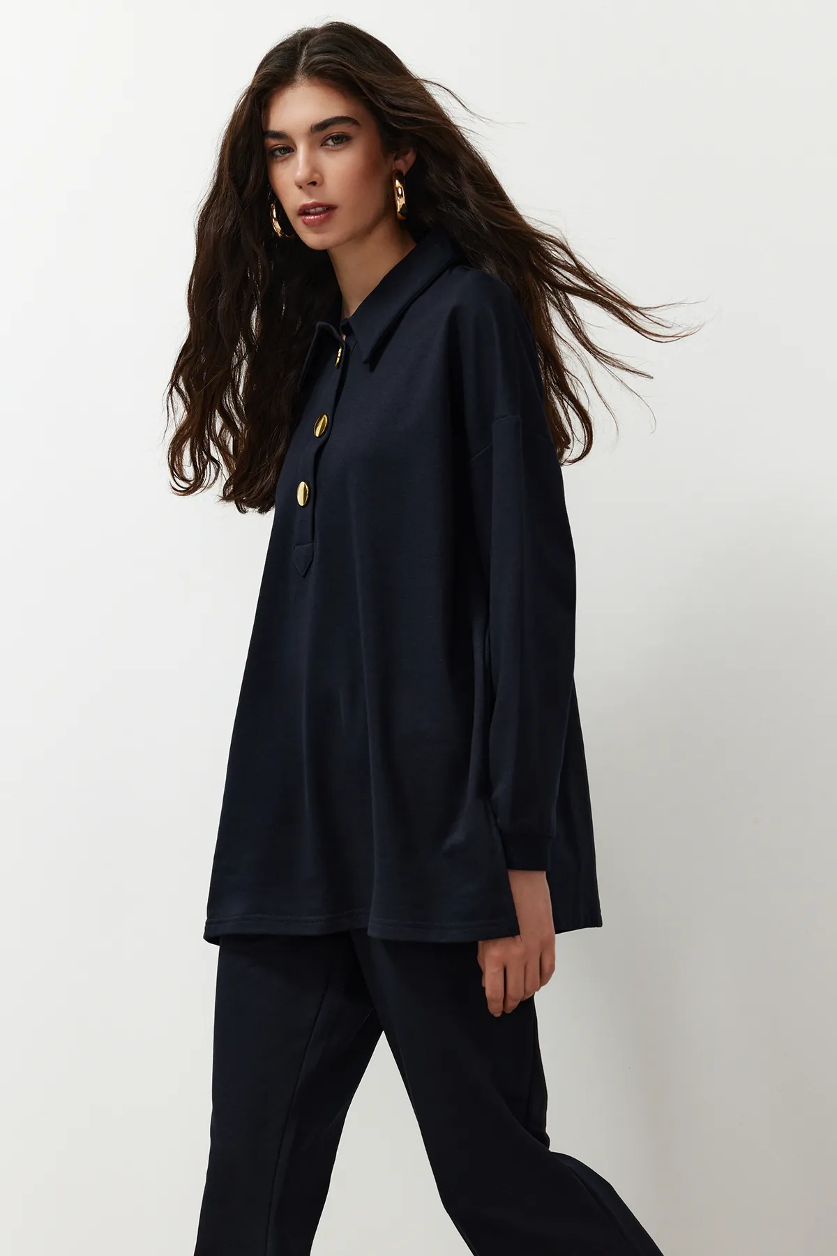 Trendyol Modest  Marineblaues Set mit entspanntem Polokragen und goldenen Knöpfen, detailliertem Strickober- und -unterteil TCTSS24US00057