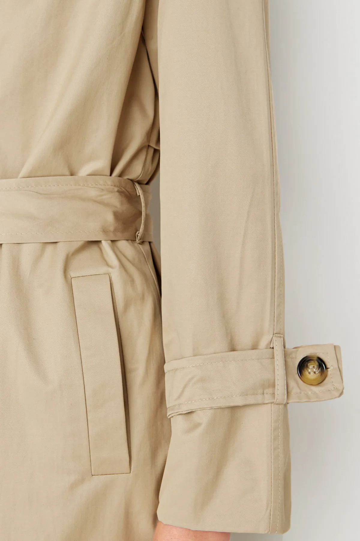Trendyol Collection  Beiger wasserabweisender Trenchcoat mit Gürtel TWOSS20TR0012