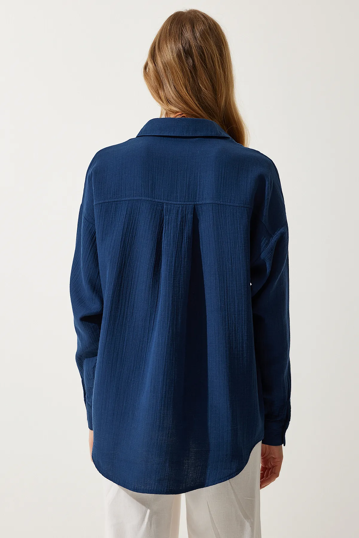 Happiness İstanbul  Marineblaues Oversize-Musselinhemd für Damen mit Taschen MX00150