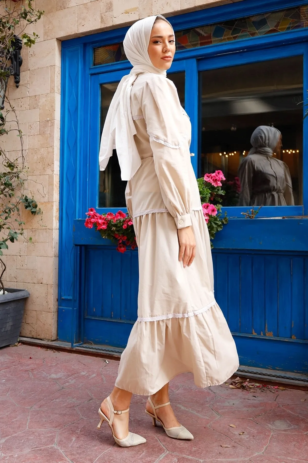 InStyle  Hijab-Kleid mit Guipure-Detail und Ballonärmeln – Stein