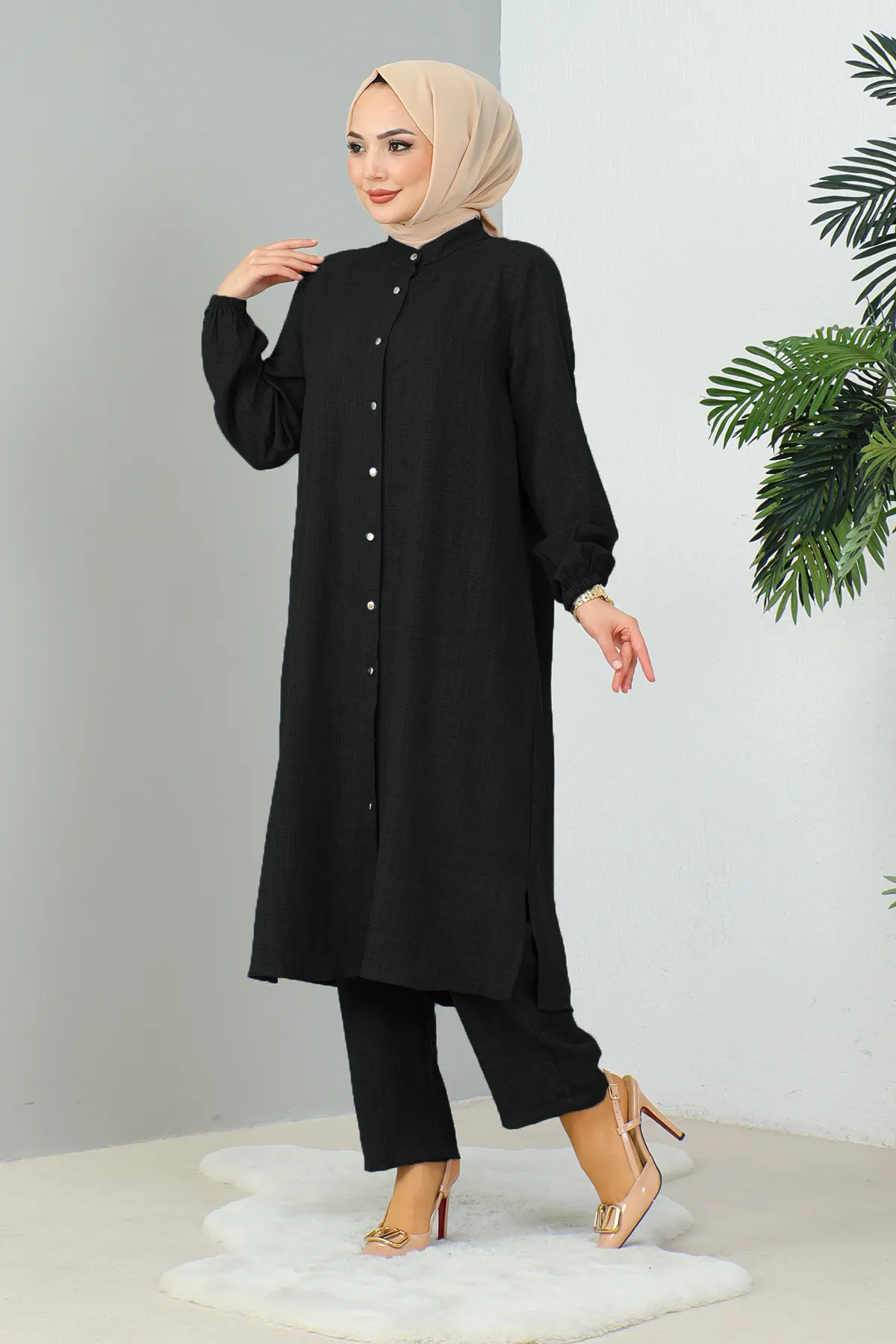 MODAQU  Schwarzes Set mit Tunika und Hose mit Richterkragen