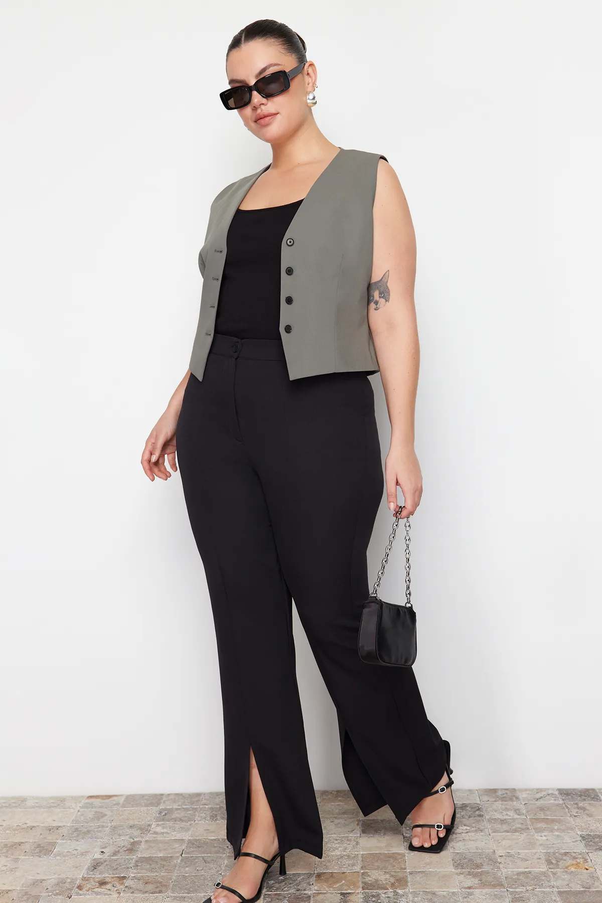 Trendyol Curve  Schwarze gewebte Hose mit weitem Bein und Schlitzdetail TBBAW23AR00008