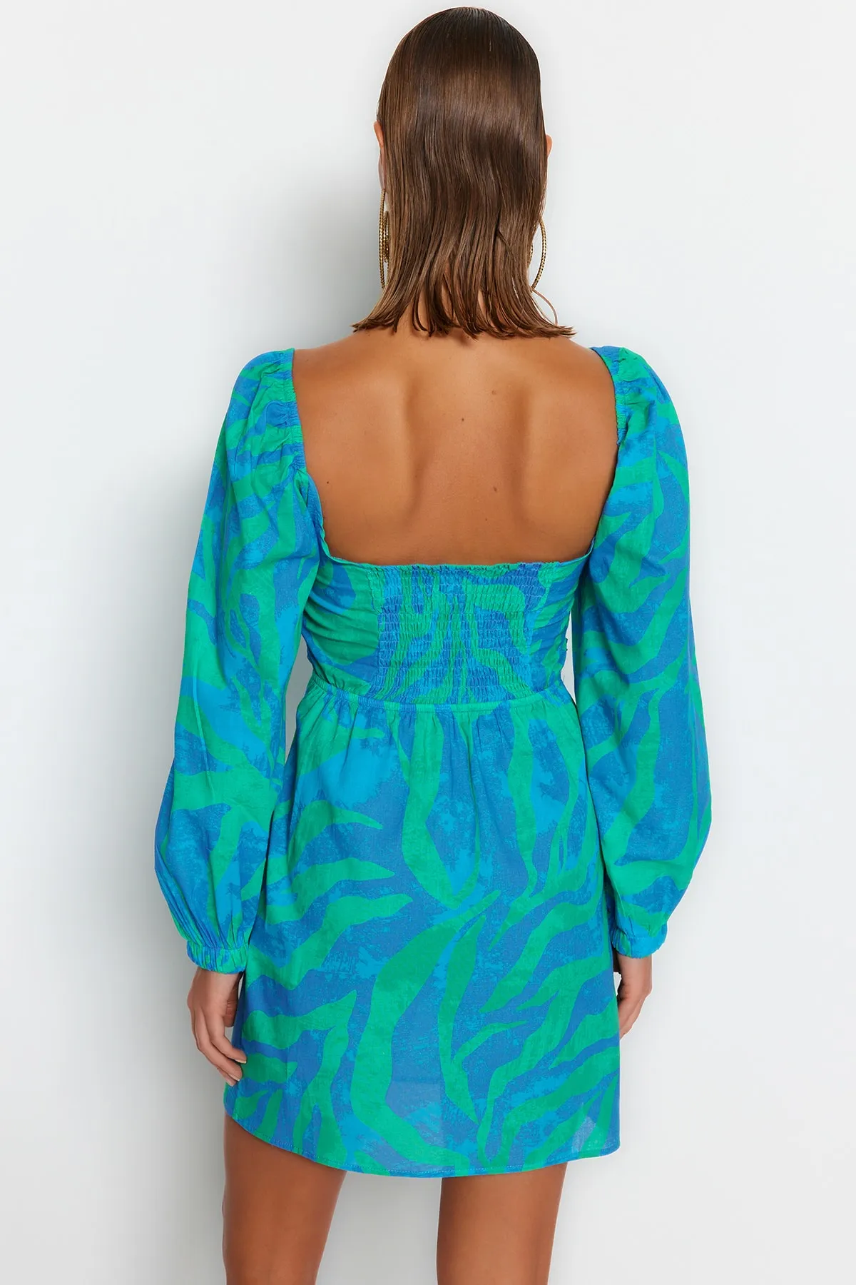 Trendyol Collection  Mini-Strandkleid aus 100 % Baumwolle mit gewebtem Cut-out/Fenster und abstraktem Muster TBESS23EL00175