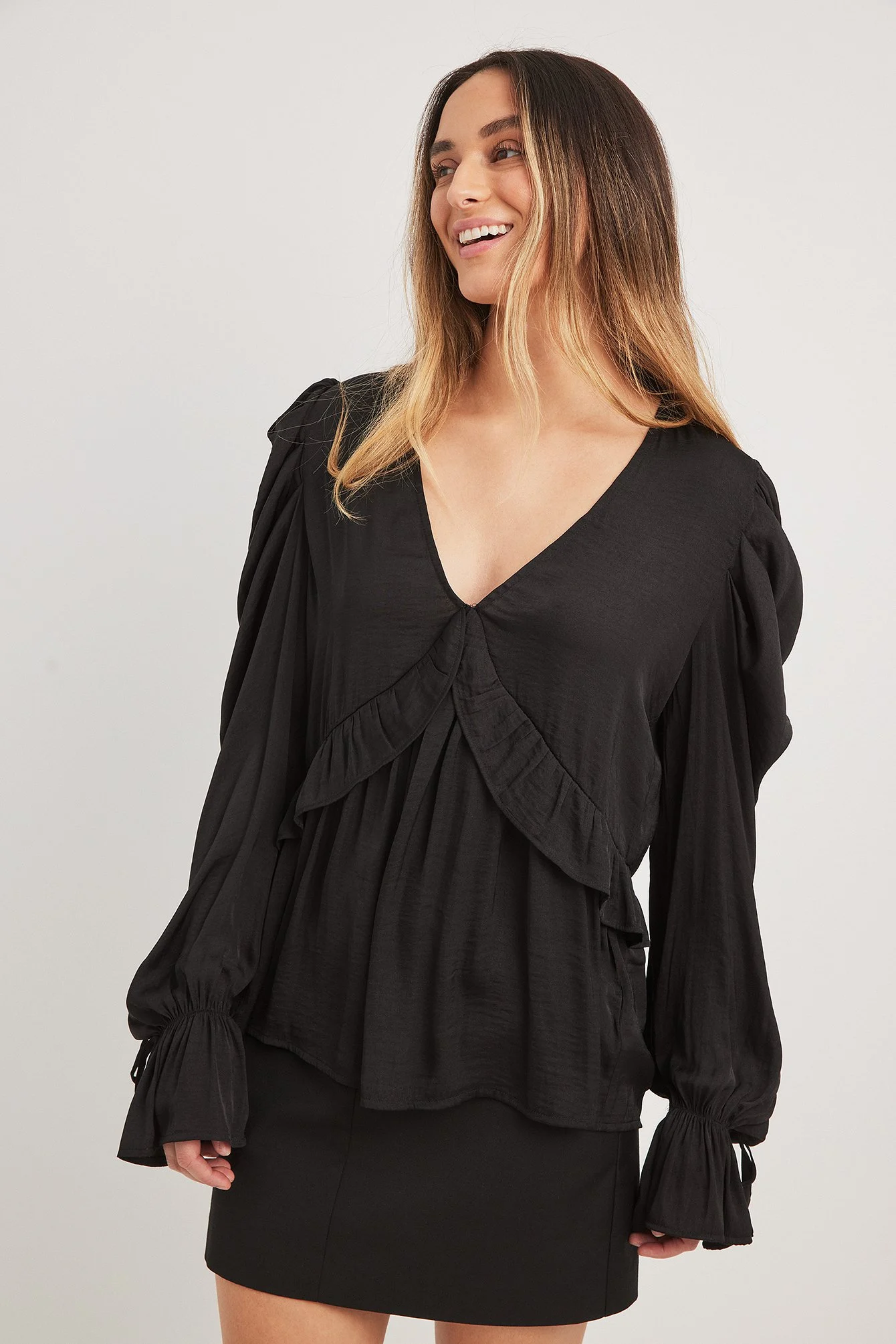 Strukturierte Bluse mit Rüschendetail und gebundenen Ärmeln
