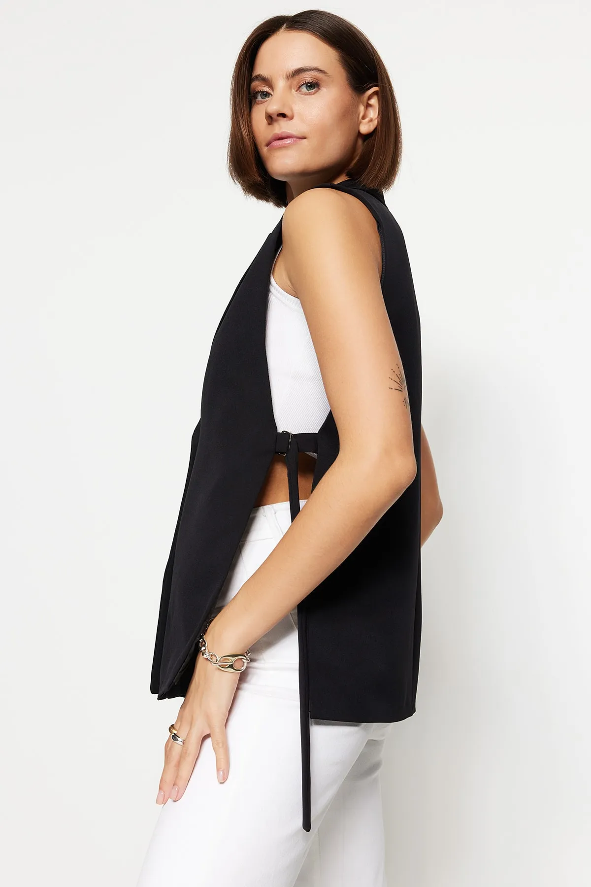 Trendyol Collection  Schwarze taillierte gewebte Weste TWOAW23YE00032