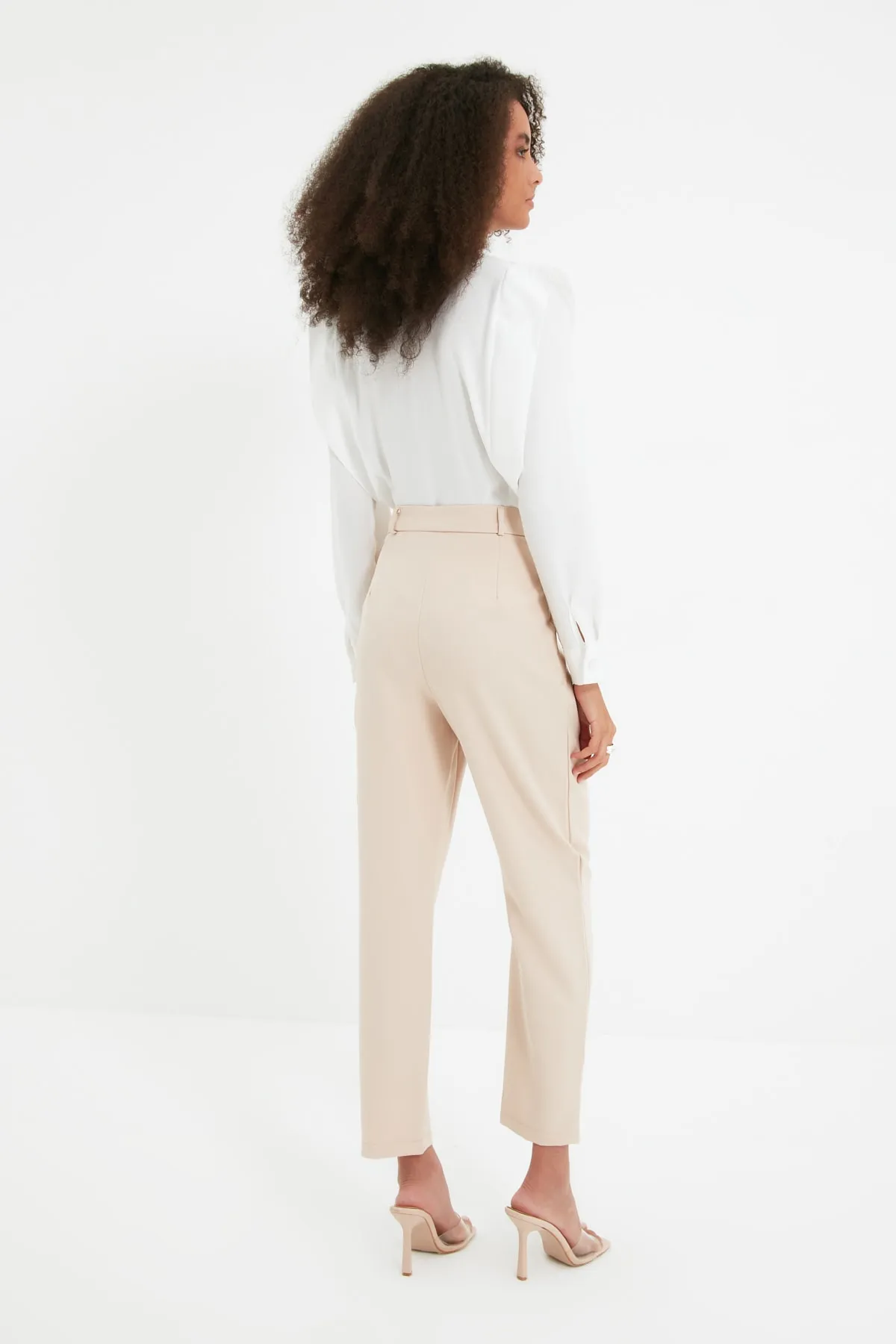 Trendyol Collection  Beigefarbene gewebte Zigarettenhose TWOAW22PL0363