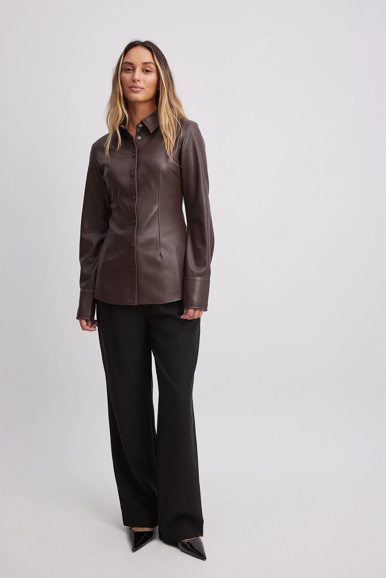 Knöpfbare PU-Hemdbluse mit enger Passform