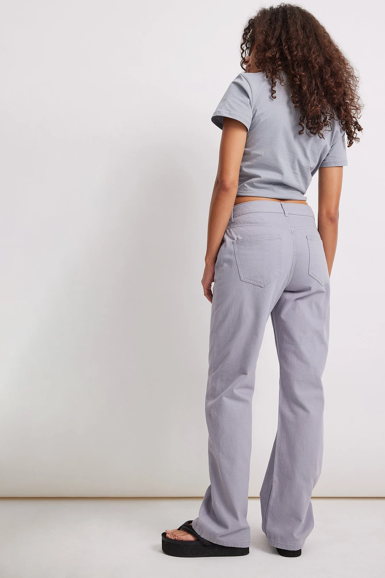 Niedrige Jeans mit weiten Beinen